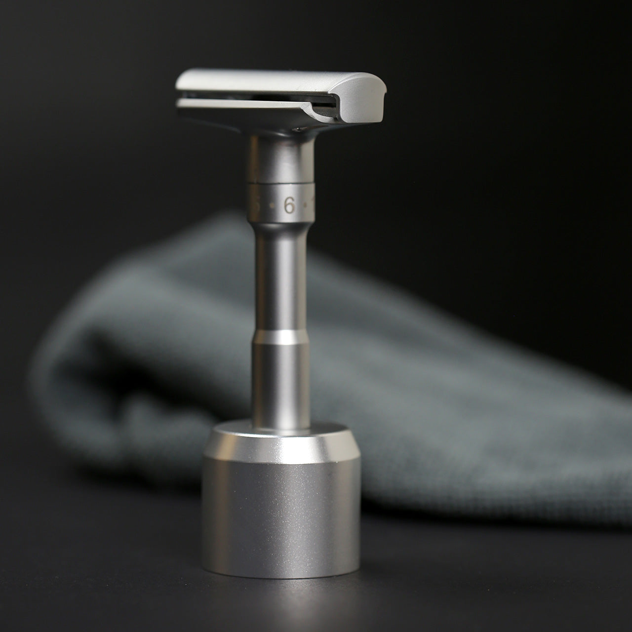 Number Four Setting Razor The Stray Whisker Adjustable Safety Razor with Stand